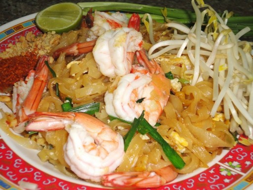 Culinary class: How to cook delicious Thai Food – famous Pad Thai step by step DIY tutorial instructions