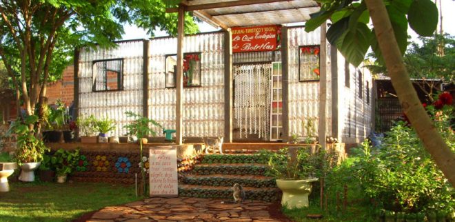 plastic-bottle-house-la-casa-de-botellas-1