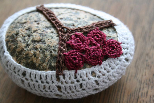 How to crochet fabulous pebble rocks step by step DIY tutorial instructions 02