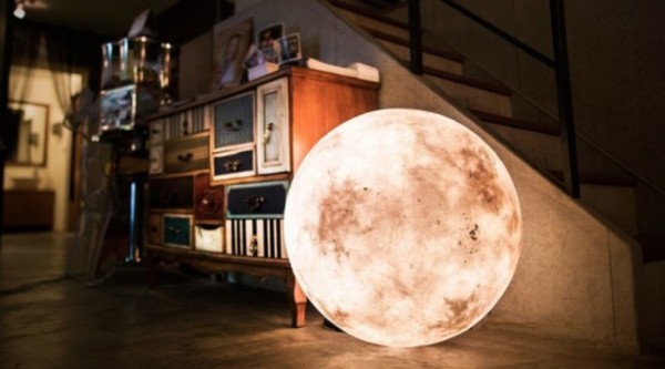 Luna - The Ultimate Lamp That Looks Like a Moon 1