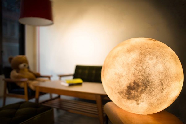 Luna - The Ultimate Lamp That Looks Like a Moon 3