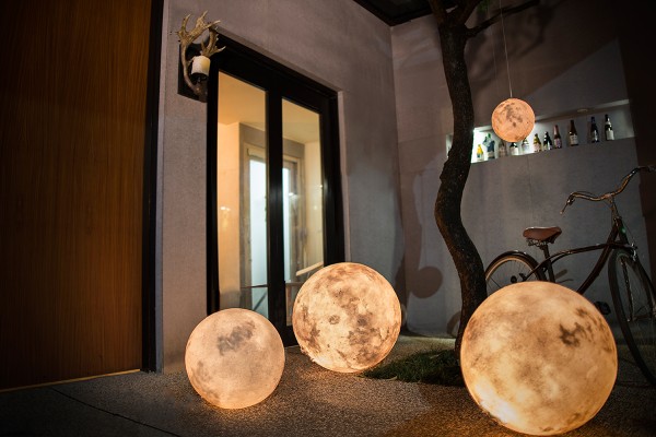 Luna - The Ultimate Lamp That Looks Like a Moon 4