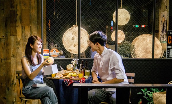 Luna - The Ultimate Lamp That Looks Like a Moon 6